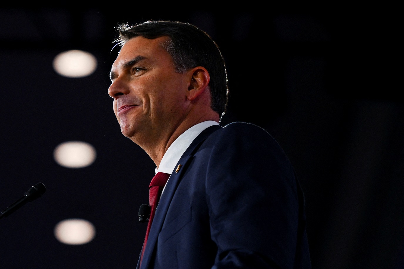 Flávio Bolsonaro vai a culto de Malafaia para reconciliação após atritos