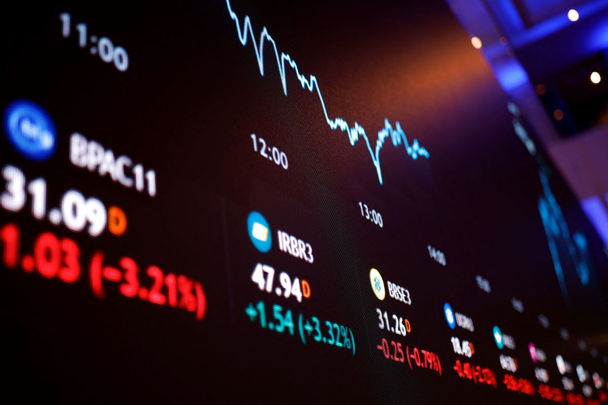 Ibovespa cai 0,8% e vai a 180 mil pontos com Ibovespa cai 0,8% e vai a 180 mil pontos com cena corporativa e inflação em foco