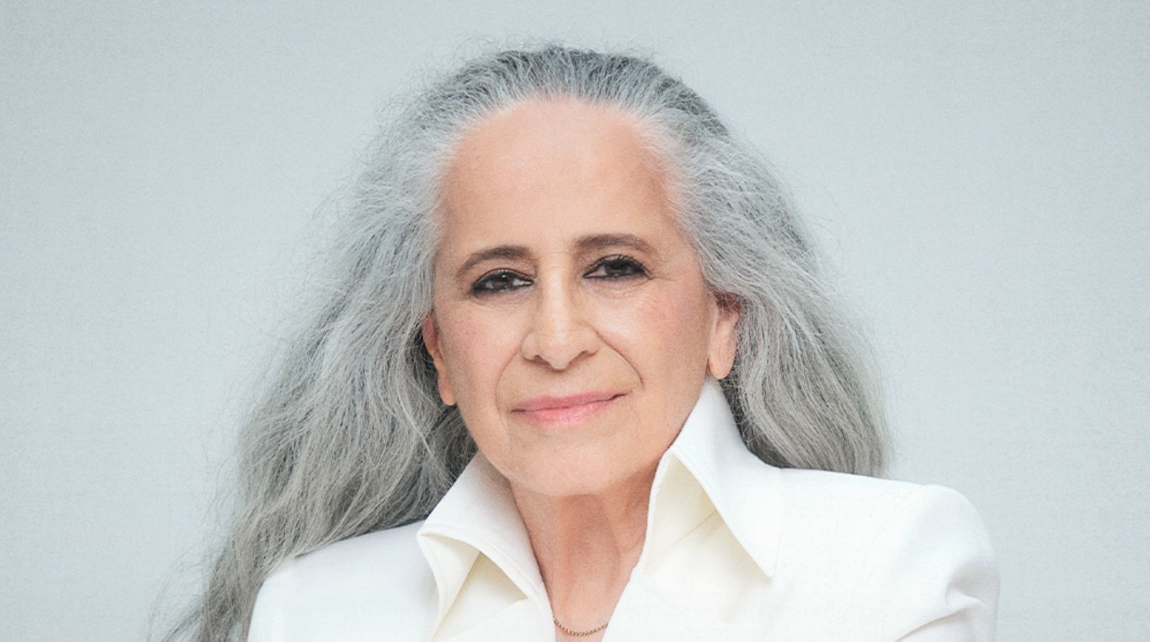 Livro 'Toca Maria Bethânia pra ela' se alinha em junho às comemorações dos 80 anos da cantora