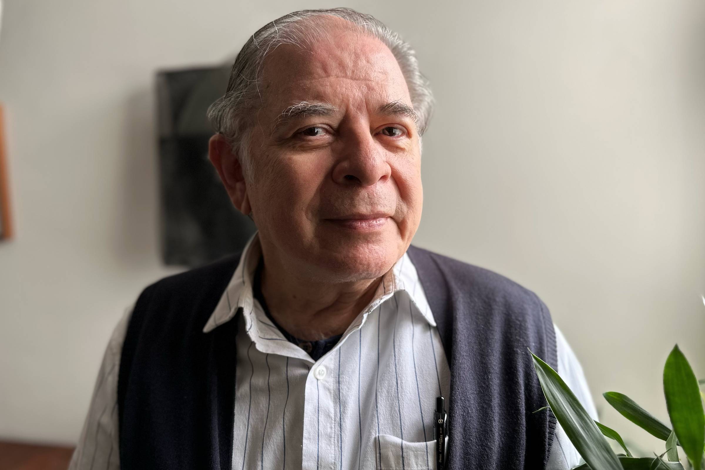 Luciano Figueiredo celebra com explosão de cores seus 60 anos de carreira