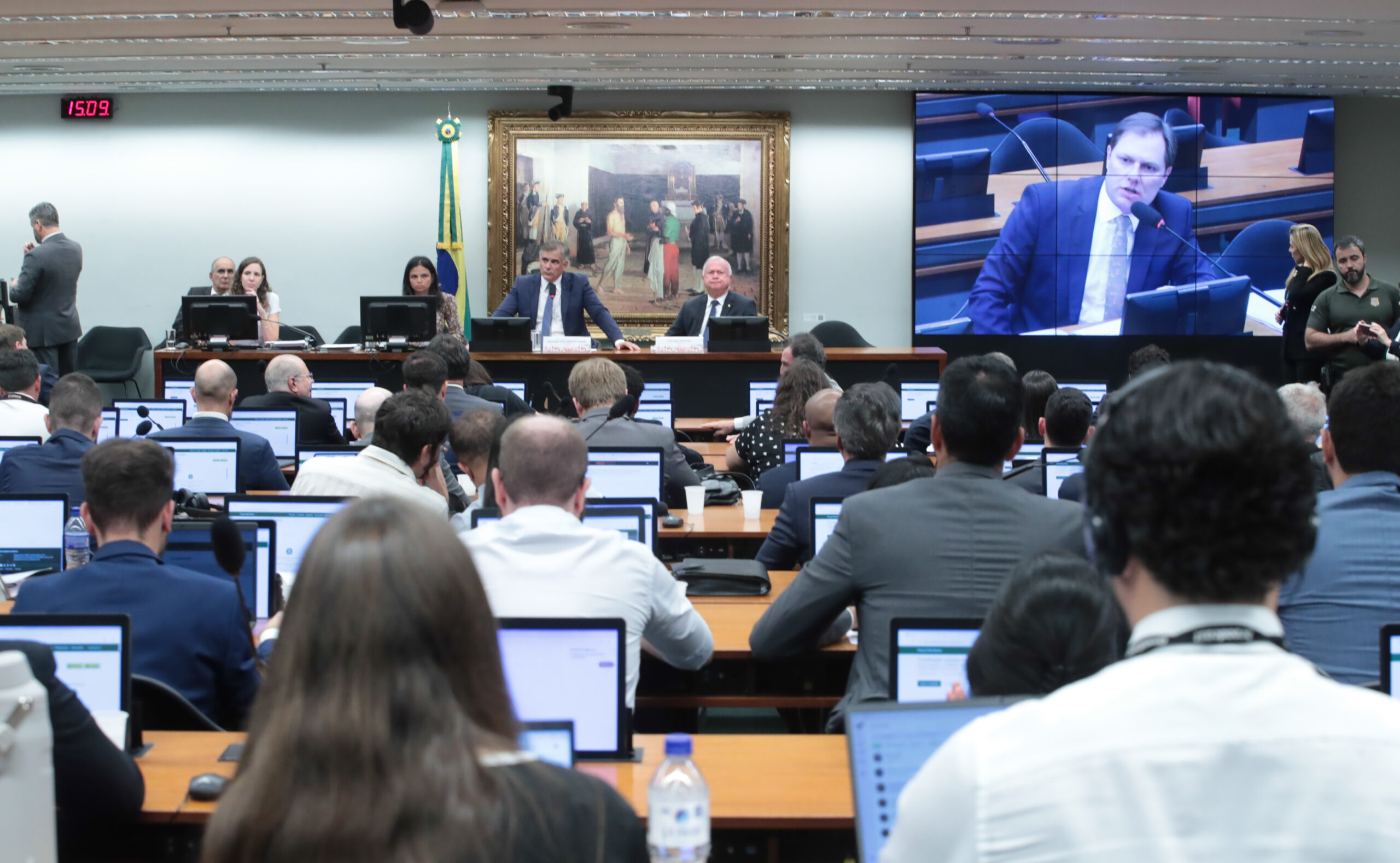Pedido de vista volta a travar PEC que pretende reduzir a maioridade penal na Câmara