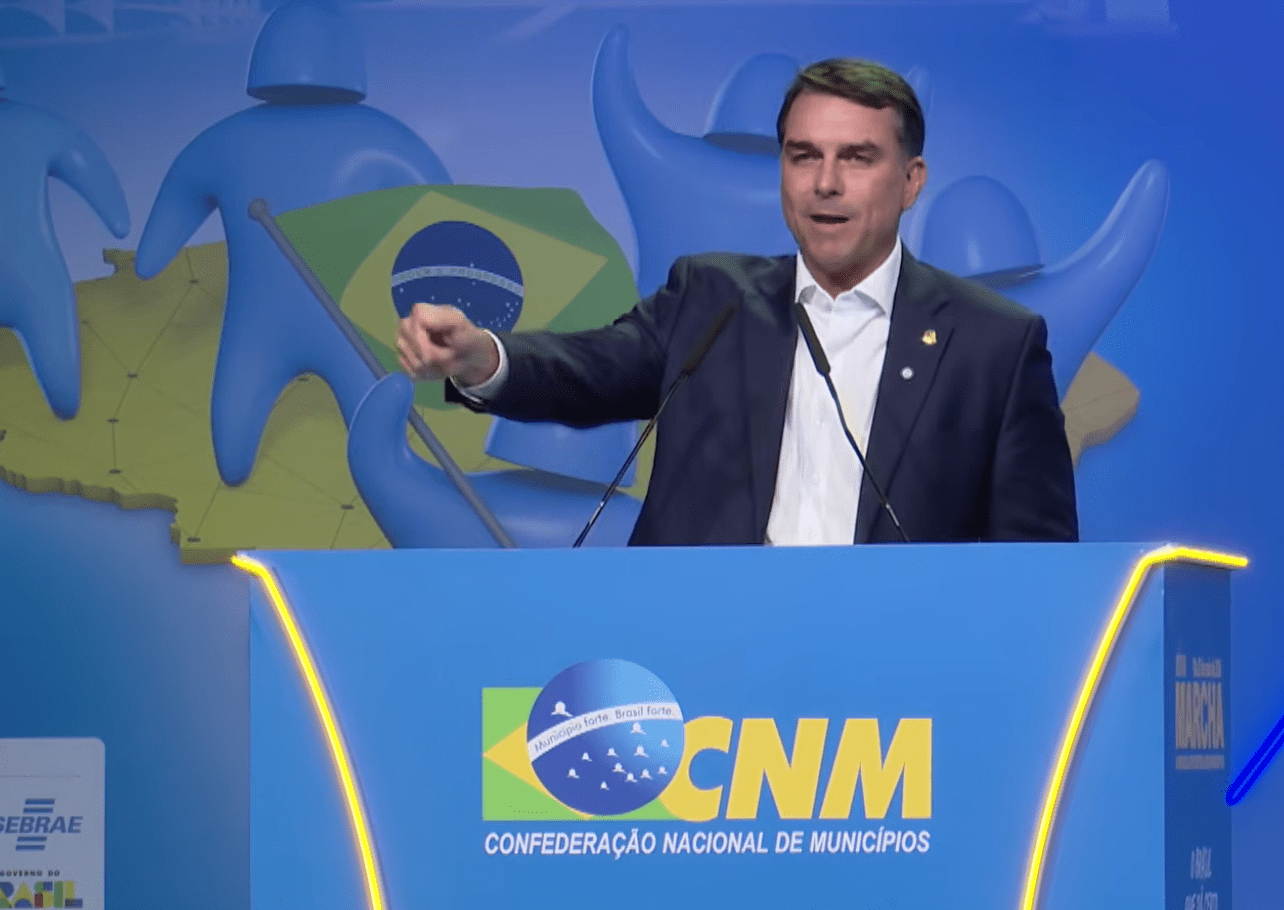 Sem explicar encontro com Vorcaro, Flávio se diz ‘perseguido’ a plateia de prefeitos