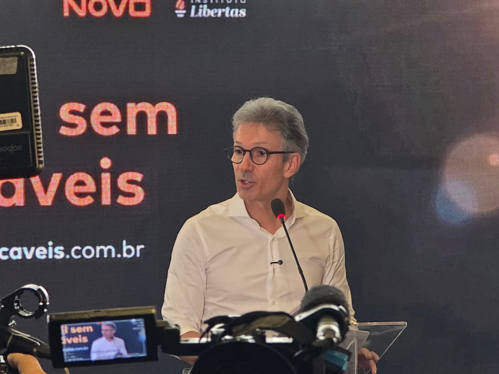Zema diz que eleitor deve escolhê-lo, não Flávio Bolsonaro: ‘Não tenho rabo preso’