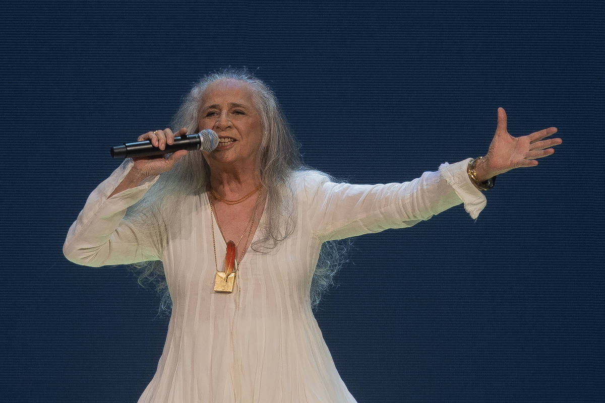 Aos 80, Maria Bethânia segue libertária e reinventora do Brasil Aos 80, Maria Bethânia segue libertária e reinventora do Brasil