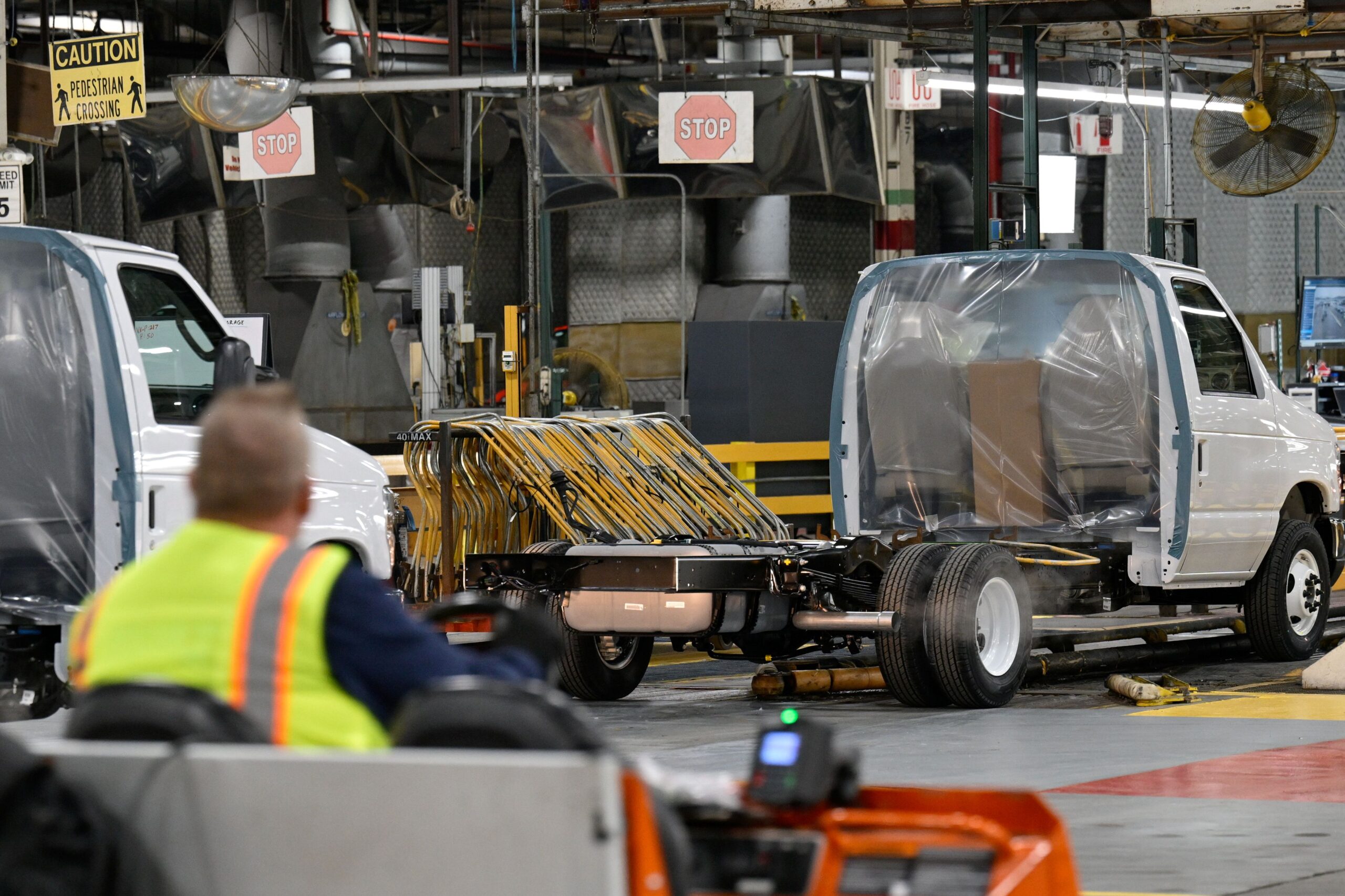 Após falhas da IA, Ford contrata centenas de engenheiros veteranos