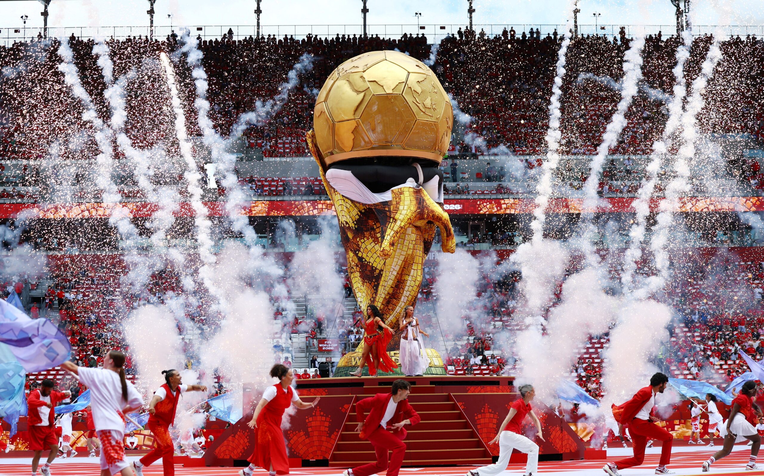 Caiu o pano: taça gigante na cerimônia de abertura da Caiu o pano: taça gigante na cerimônia de abertura da Copa no Canadá dá problema e público ri; veja reações