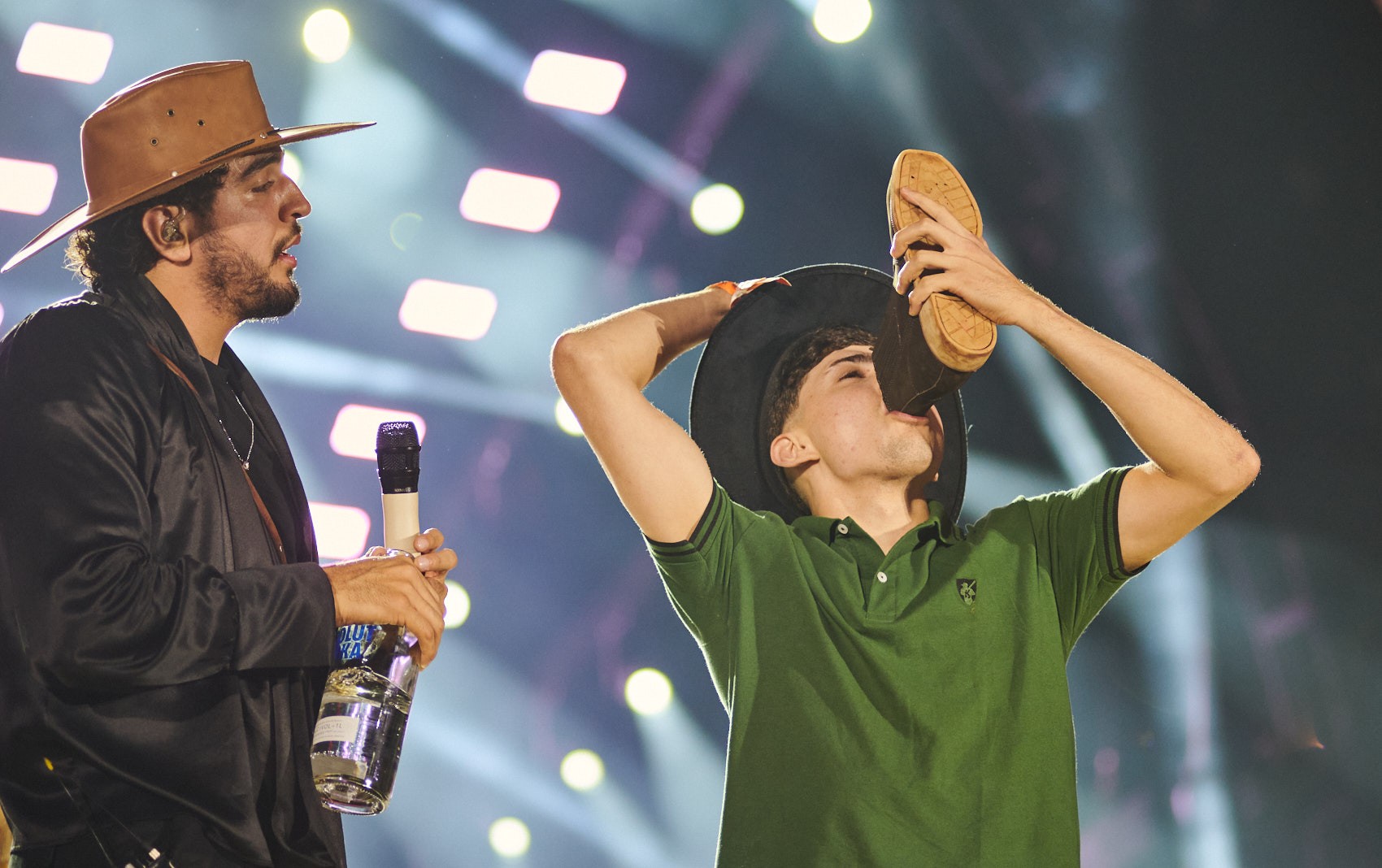 Da estratégia de conexão à crise: uso de álcool para ser parte do público pode prejudicar saúde e imagem de artistas