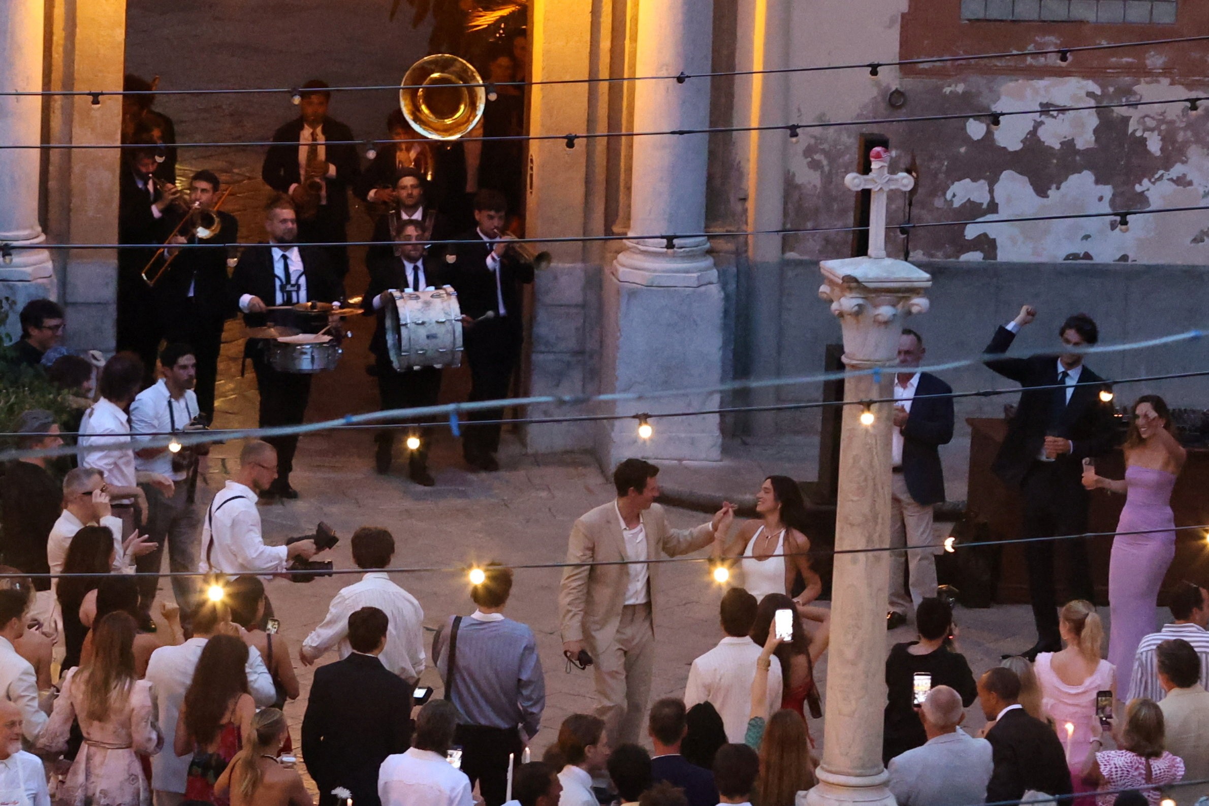 Dua Lipa divulga fotos de casamento com Callum Turner na Dua Lipa divulga fotos de casamento com Callum Turner na Itália