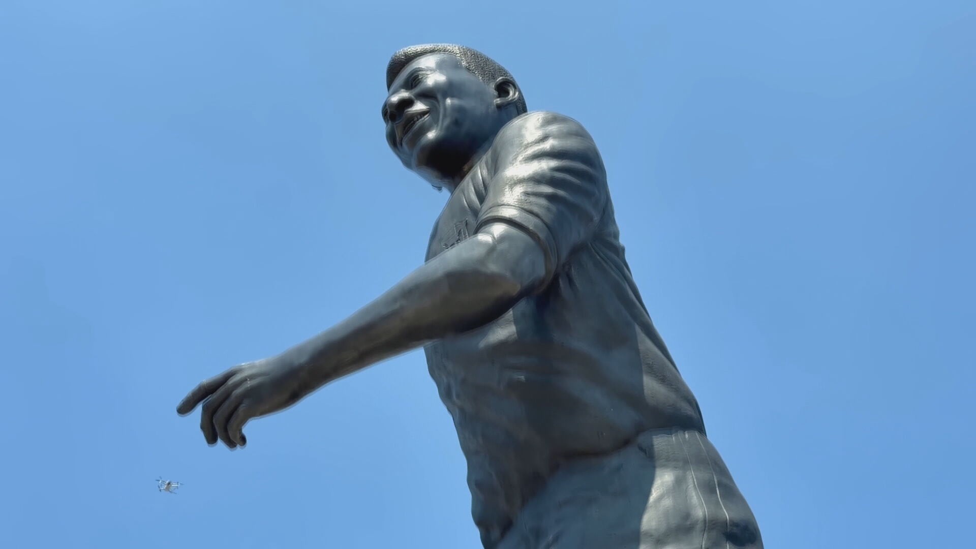 Estátua gigante de Pelé é instalada em cidade do México Estátua gigante de Pelé é instalada em cidade do México que receberá jogos da Copa do Mundo de 2026