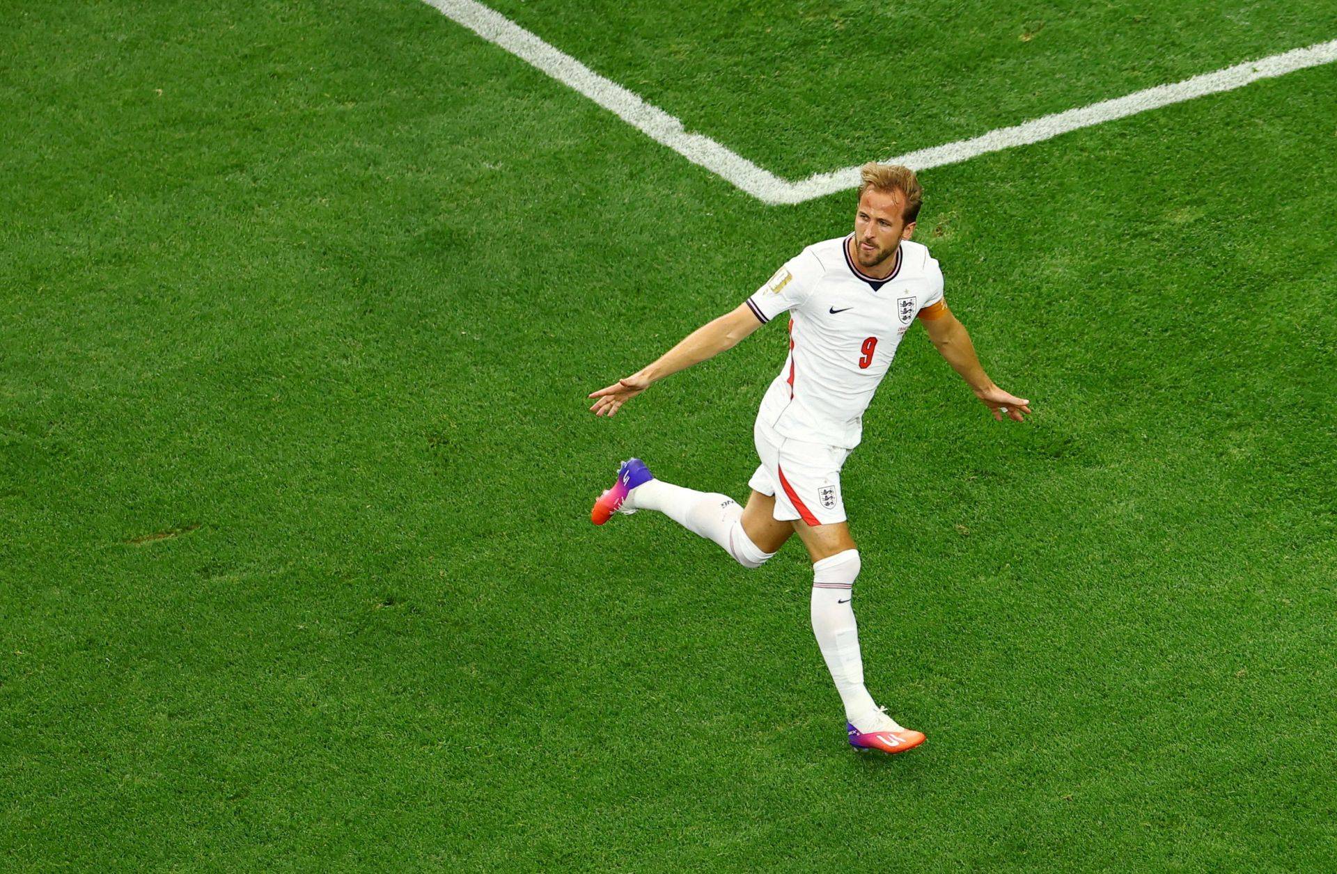 Kane diz que torcida cantando “Wonderwall” está entre melhores momentos da carreira