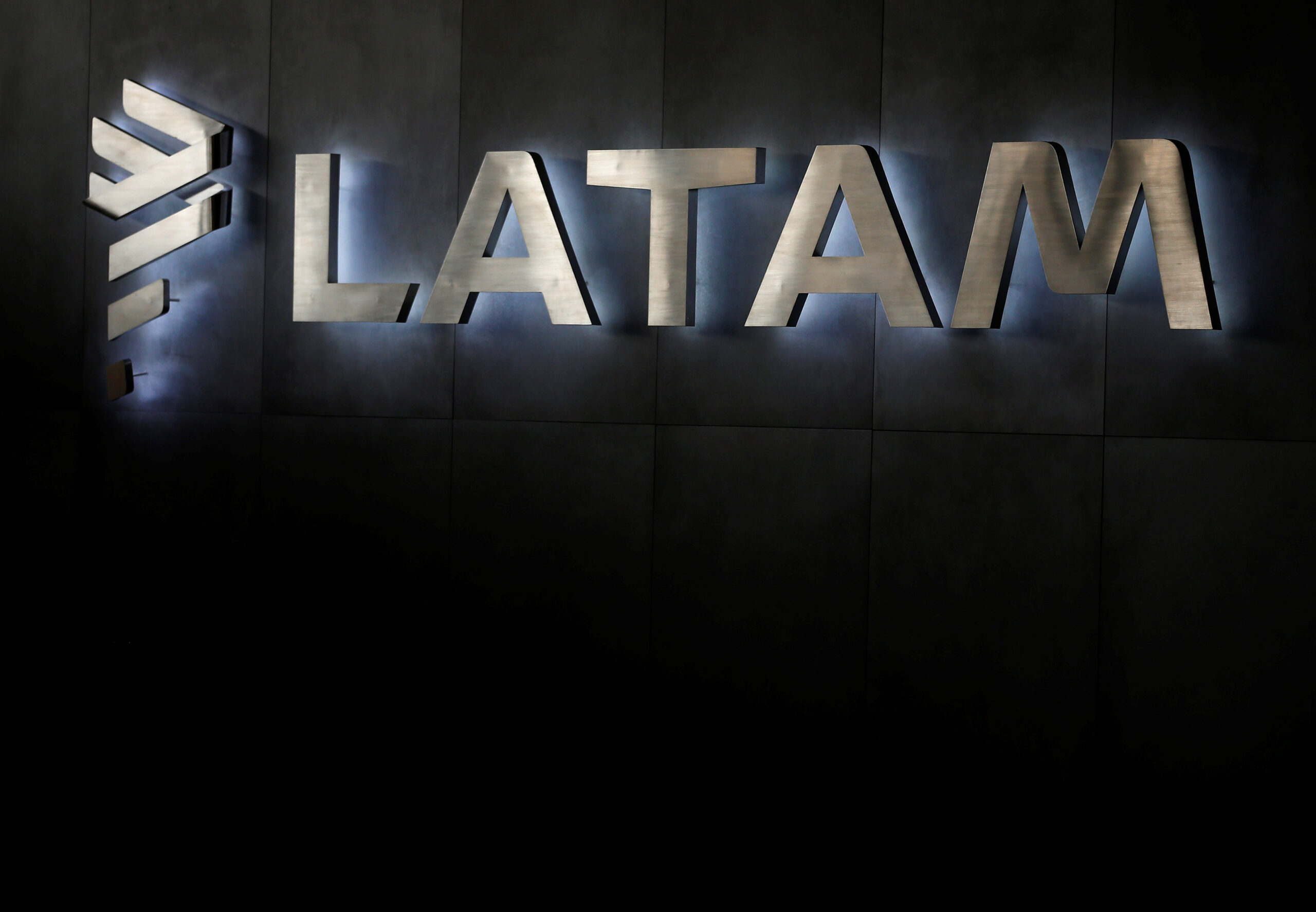 Latam oferece bônus de R$ 160 mil em disputa por Latam oferece bônus de R$ 160 mil em disputa por pilotos para jatos da Embraer