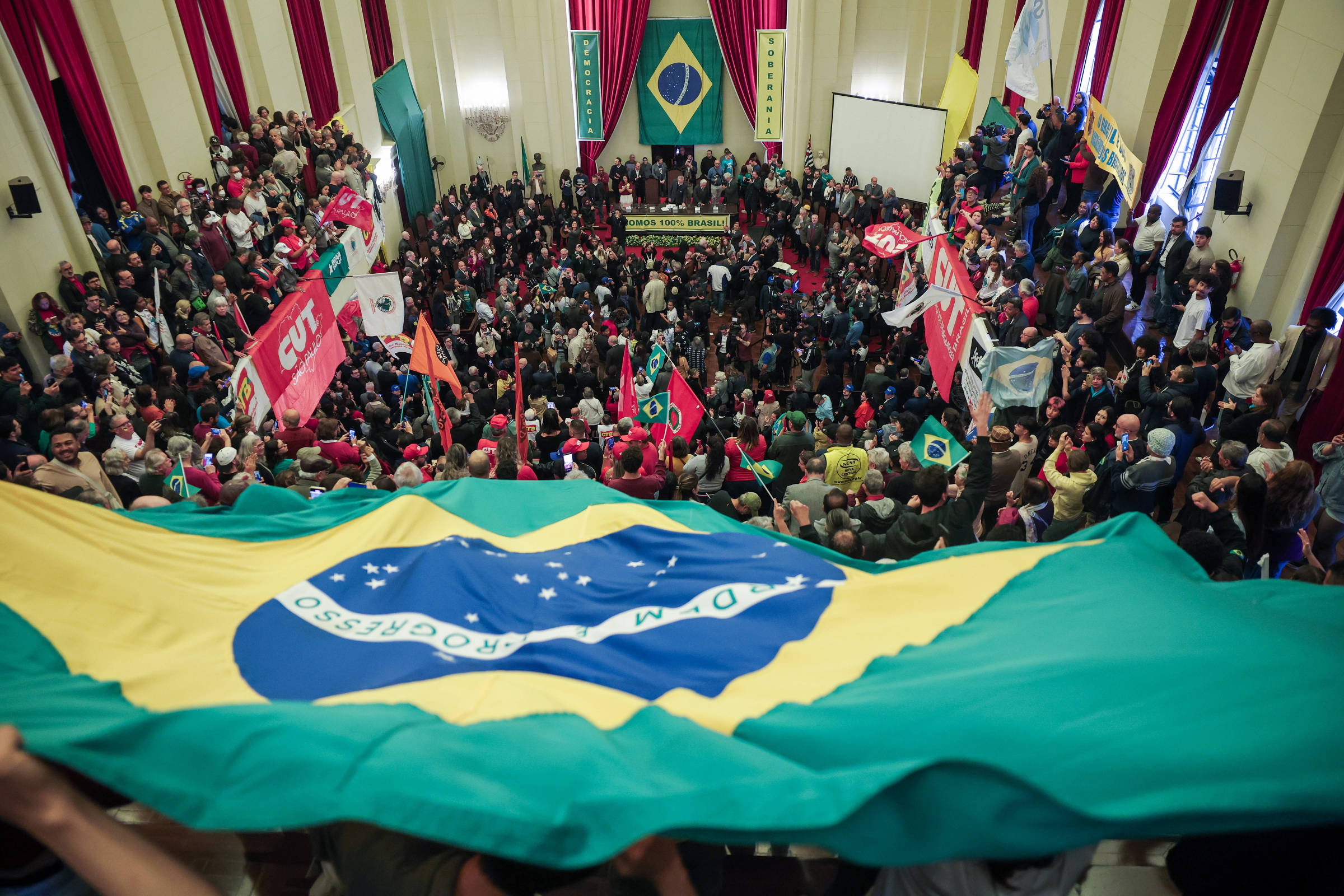 Lula dribla vira-latismo com camisa da soberania nacional e é aplaudido pela torcida
