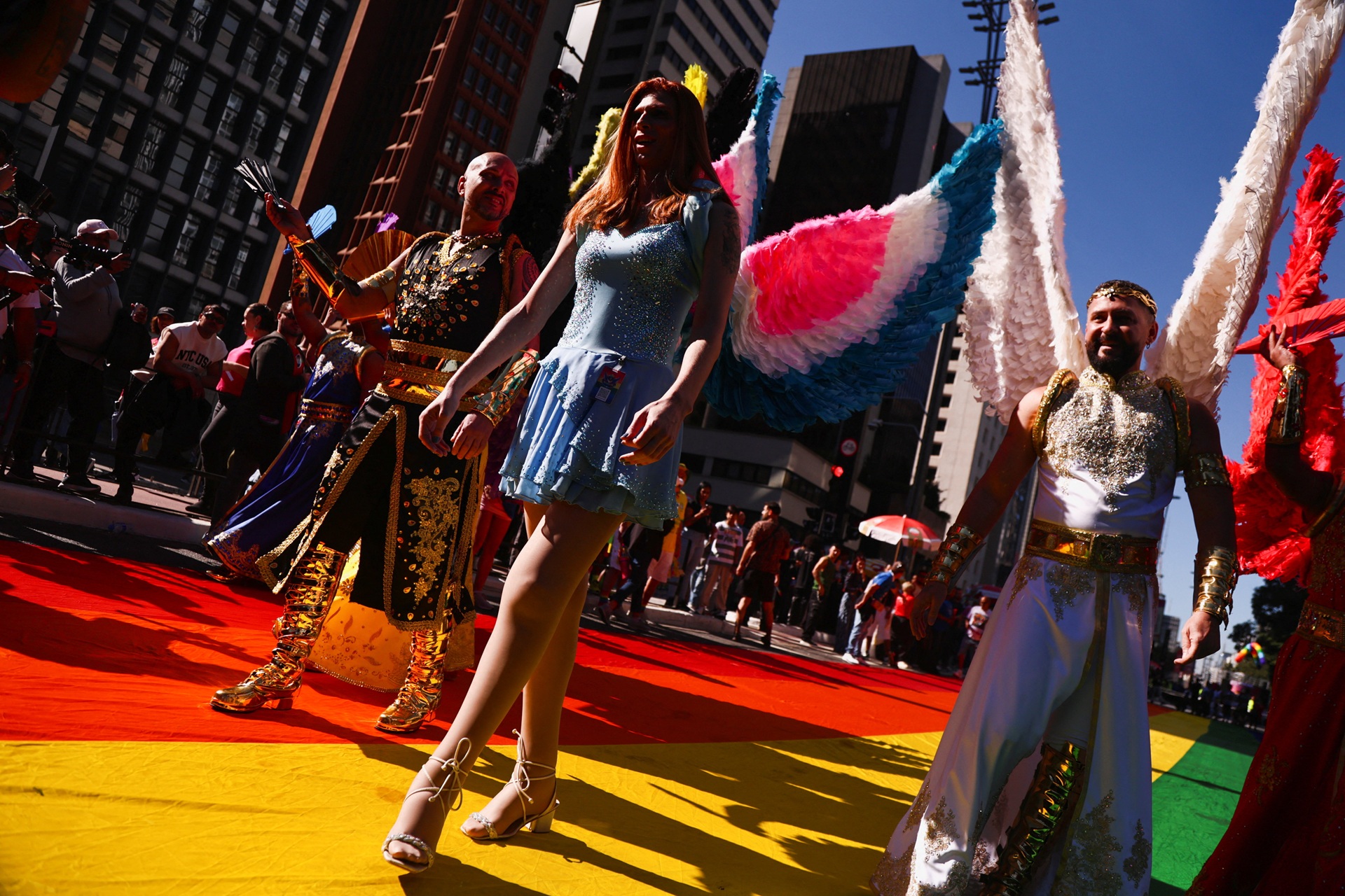 Parada LGBT+ reúne multidão em SP; organização critica projeto que veta menores