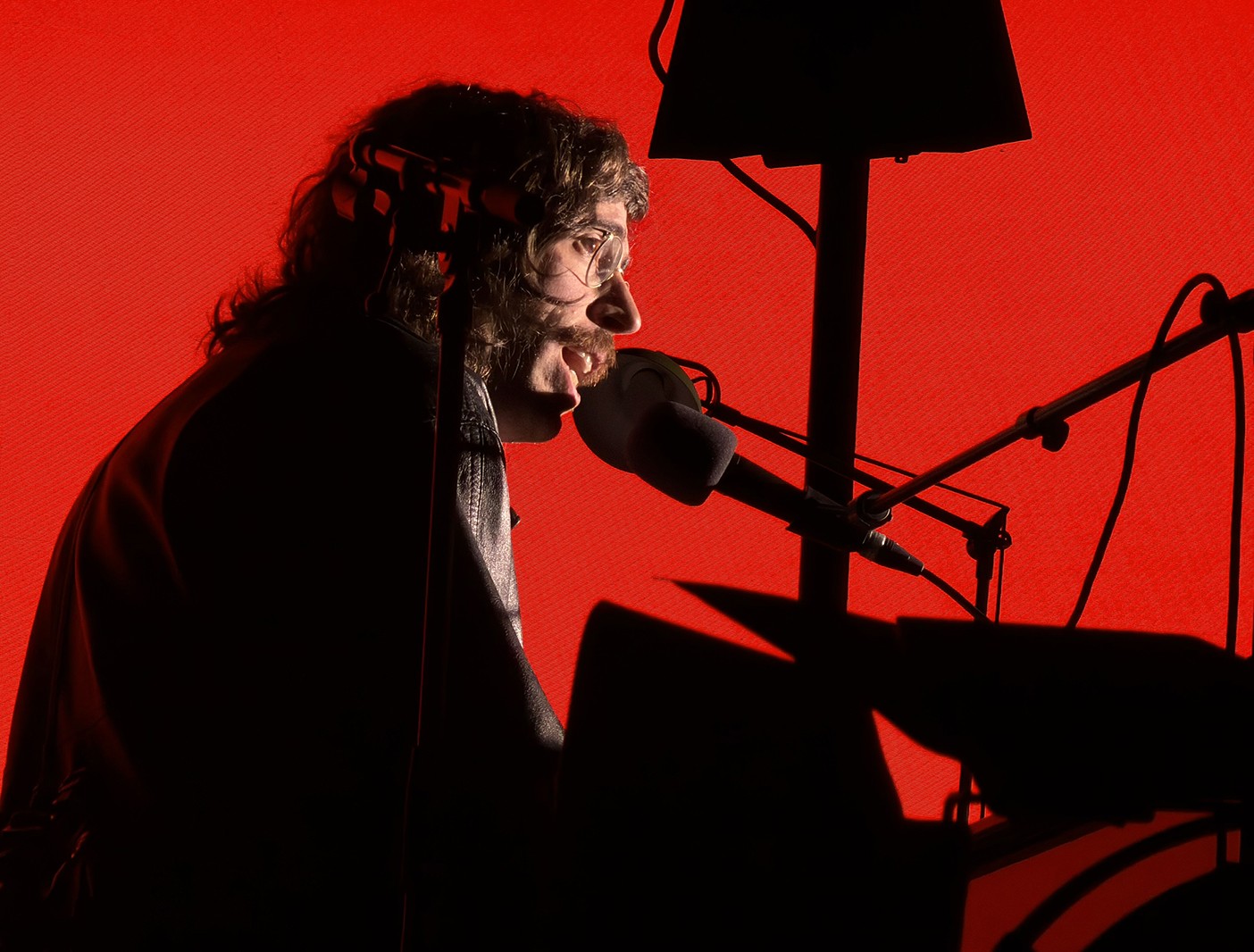 Tim Bernardes compõe e grava músicas novas enquanto fecha o ciclo do show do álbum 'Mil coisas invisíveis'