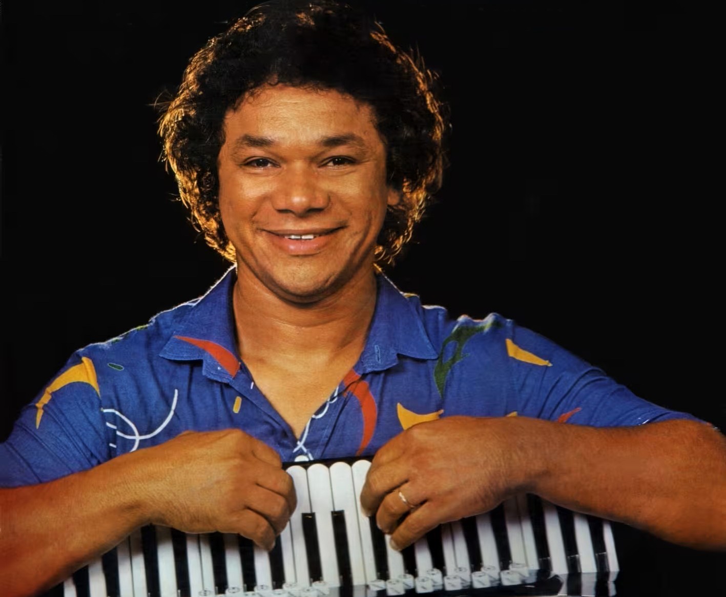 Com a voz de Dominguinhos em uma das nove faixas, Com a voz de Dominguinhos em uma das nove faixas, o trio de forró Manacá da Serra lança o álbum autoral 'Déjà vu'
