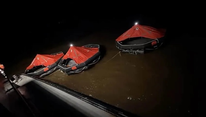 Dezenas de pessoas estão desaparecidas após balsa de passageiros afundar Dezenas de pessoas estão desaparecidas após balsa de passageiros afundar na Guiana