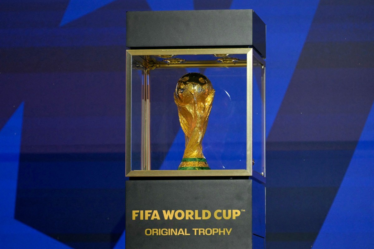 Do que é feita a taça da Copa do Mundo? Do que é feita a taça da Copa do Mundo? Troféu tem ouro maciço e pedra semipreciosa na base