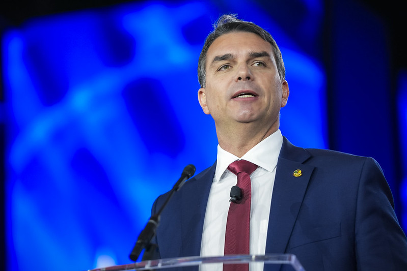 Flávio Bolsonaro prega eleição de senadores pró-impeachment de Moraes