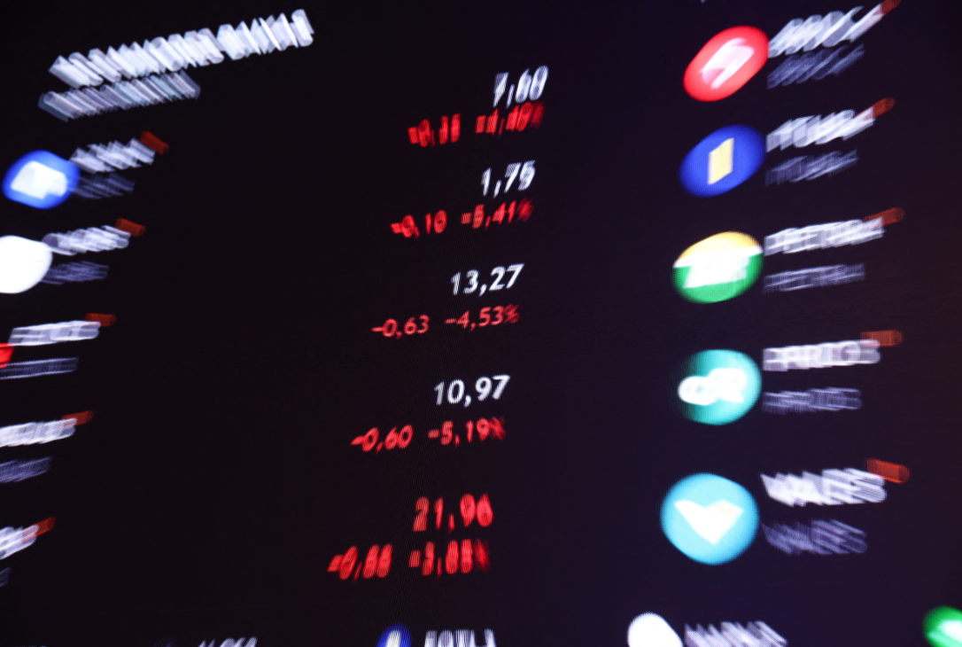 Ibovespa cai 1,5% nesta 6ª com Petrobras e bancos e Ibovespa cai 1,5% nesta 6ª com Petrobras e bancos e fecha semana praticamente no zero