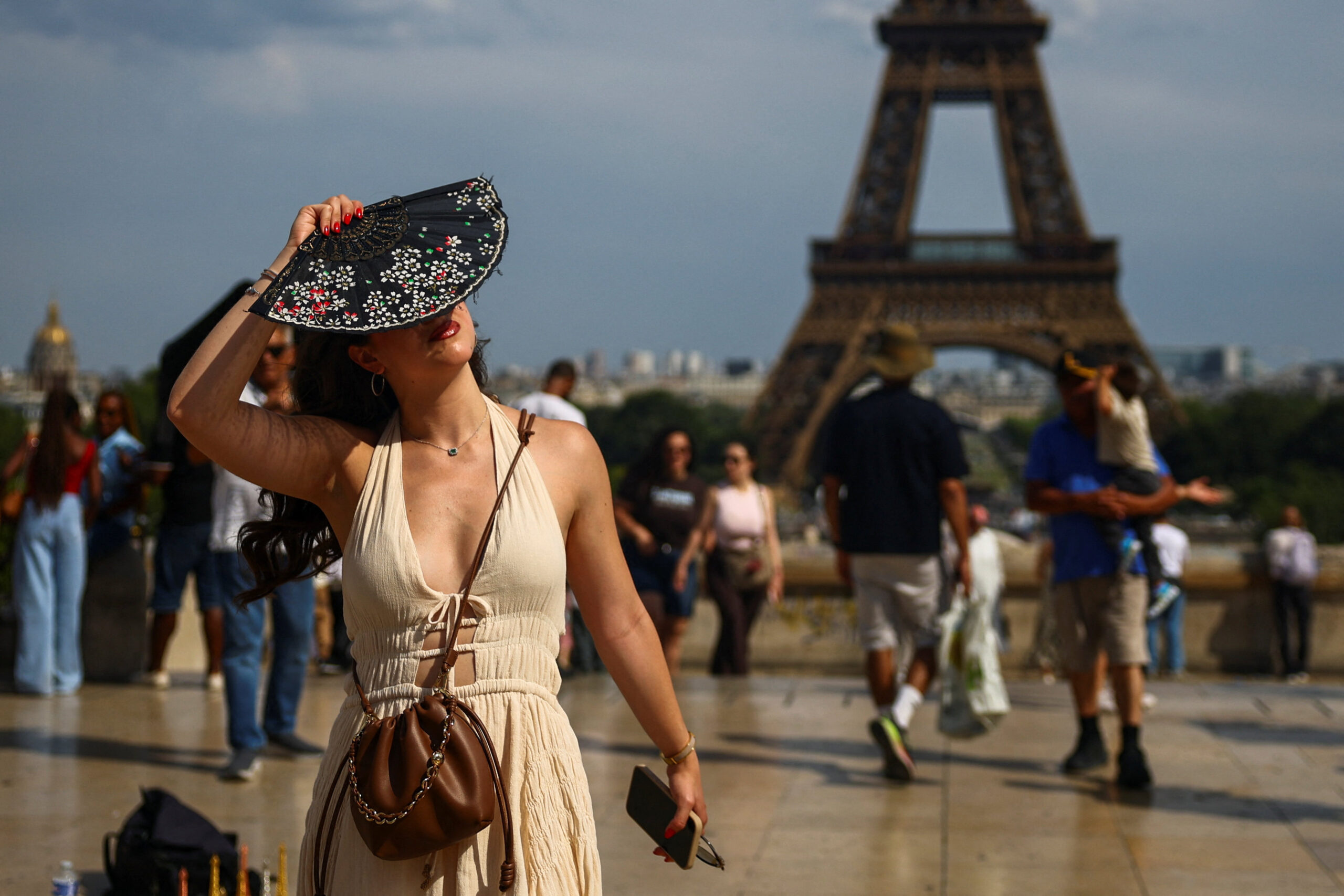 Incêndio florestal assola região próxima a Paris em meio a onda de calor na Europa