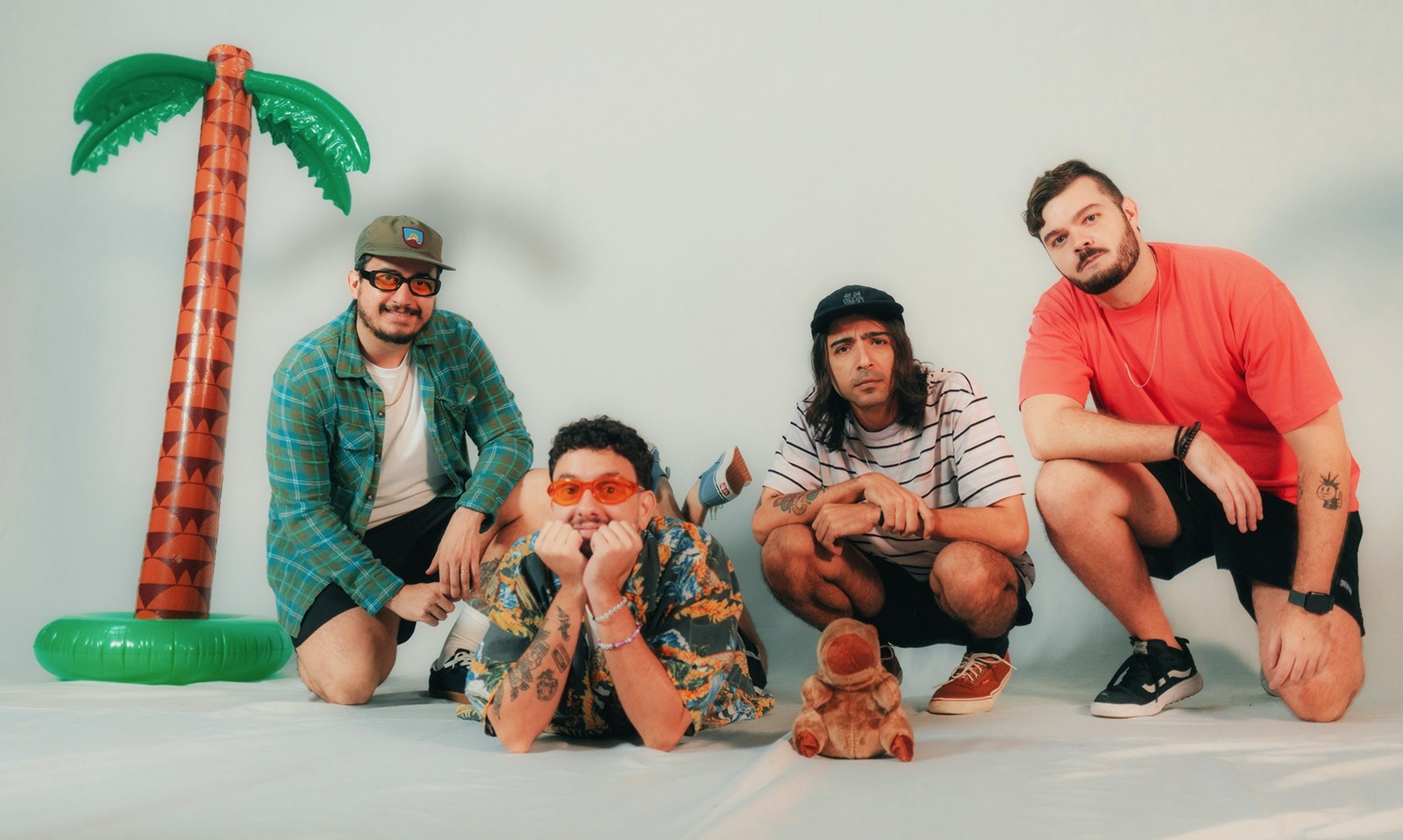Melton Sello cria narrativa pop punk no primeiro álbum, ‘Opa!’, Melton Sello cria narrativa pop punk no primeiro álbum, 'Opa!', lançado oito anos após a formação da banda carioca