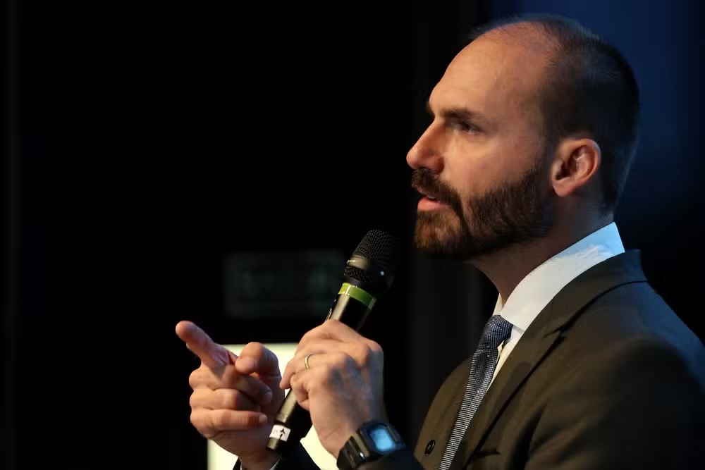 O que muda para Eduardo Bolsonaro após concessão de Green O que muda para Eduardo Bolsonaro após concessão de Green Card pelo governo Trump