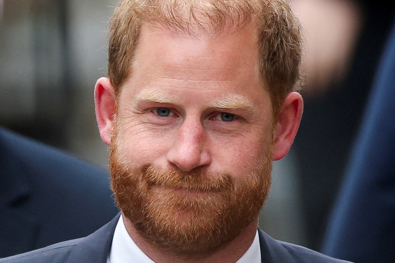 Príncipe Harry e Elton John perdem processo contra tabloide britânico Príncipe Harry e Elton John perdem processo contra tabloide britânico