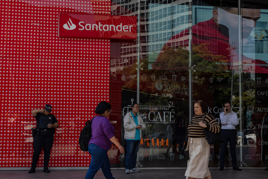  Problemas do Santander Brasil elevam diferença com matriz a recorde: o que esperar?