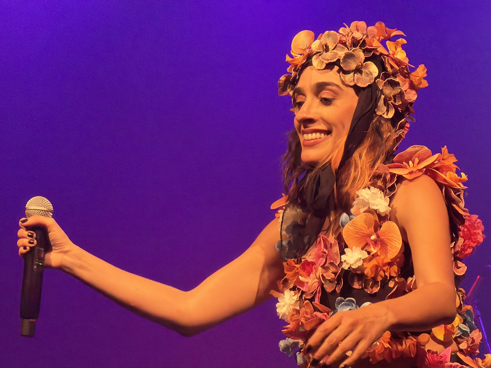 Sedenta de vida e sonho, Juliana Linhares reina como grande Sedenta de vida e sonho, Juliana Linhares reina como grande artista do Brasil no show 'Até cansar o cansaço'