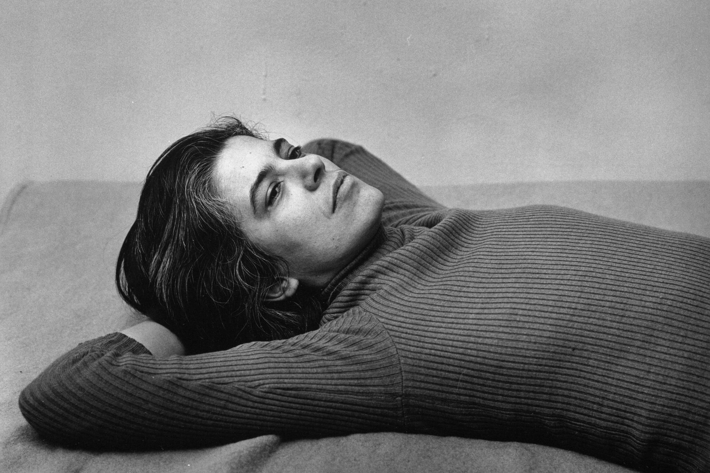 Susan Sontag viu camisa de força em representação de vozes silenciadas