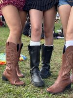 'Lamapalooza': bota cowboy vira tendência no 1º dia de festival e ajuda fãs a enfrentar lama após chuva em SP