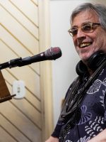 'Sambadouro' de Ivan Lins chega como razoável abre-alas de álbum em que o artista rebobina sambas da discografia