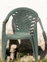 A história da monobloco, a humilde cadeira branca de plástico que conquistou o mundo e inspirou Bad Bunny