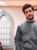 A melhor comédia romântica de 2025 nasceu de um ménage. A melhor comédia romântica de 2025 nasceu de um ménage. E é bem menos leve do que parece