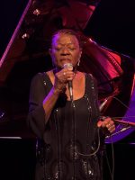 Alaíde Costa festeja 90 anos em cena, com coerência e integridade artística, e ainda em tempo de reparação histórica