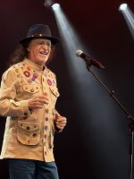 Alceu Valença desafia a embolada do tempo no desabrochar elétrico Alceu Valença desafia a embolada do tempo no desabrochar elétrico do show '80 girassóis' na estreia de turnê no Rio