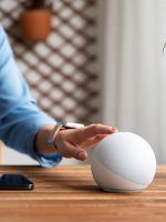 Amazon migra usuários para Alexa+ e gera críticas sobre atualizações e anúncios