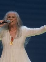 Aos 80, Maria Bethânia segue libertária e reinventora do Brasil Aos 80, Maria Bethânia segue libertária e reinventora do Brasil