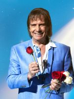 Aos 85 anos, Roberto Carlos merece todas as flores em vida