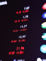 Apesar de pressão em Petrobras e BB, Ibovespa sobe 0,65% e retoma 142 mil pontos