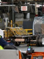 Após falhas da IA, Ford contrata centenas de engenheiros veteranos