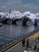 Artista conhecido como 'Banksy francês' cria 'caverna' sobre ponte mais antiga de Paris