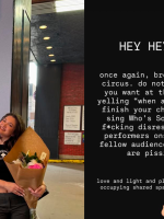 Atriz de 'The Pitt' critica gritos de fãs da série durante musical na Broadway: 'Não é um circo'