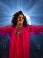 Canto de Gal Costa irradia luz que parece vir do céu em álbum póstumo  que eterniza show de voz e violão