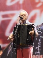 Cantores de forró criticam cachês, postura do público e espaço Cantores de forró criticam cachês, postura do público e espaço do sertanejo no São João do Nordeste