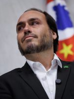 Carlos Bolsonaro cobra maior engajamento do PL com a candidatura Carlos Bolsonaro cobra maior engajamento do PL com a candidatura de Flávio