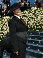 Casa de Rihanna em Beverly Hills é alvo de disparos; suspeita é detida, diz site