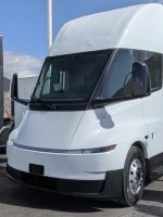 Casal morre em colisão com caminhão elétrico da Tesla nos EUA