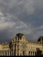 Centenas de livros da coleção do Museu do Louvre sofrem Centenas de livros da coleção do Museu do Louvre sofrem danos após vazamento de água