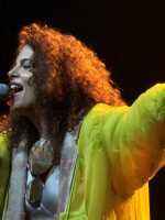 Céu celebra 'braços abertos' do público carioca em 2005 ao voltar ao Rio com show em que revisita o primeiro álbum